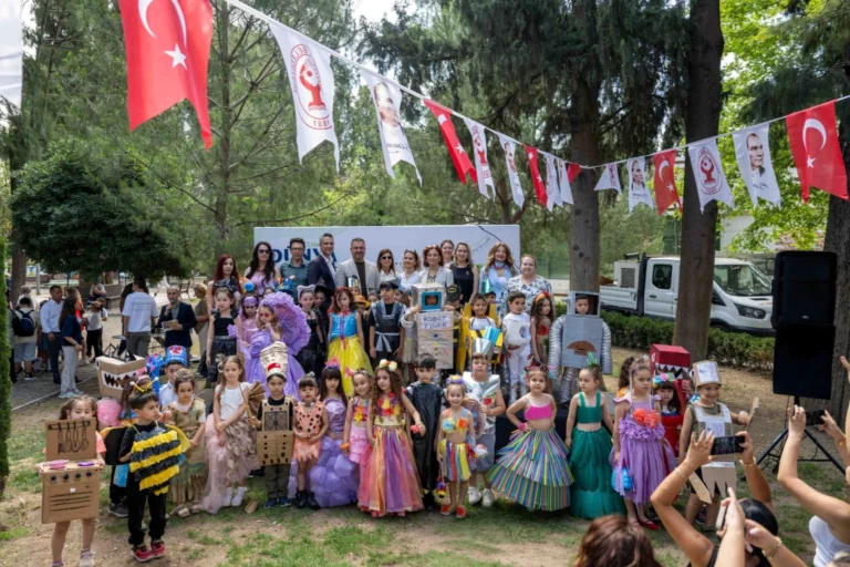 Bornova'da Dünya Çevre Günü kapsamında düzenlenen şenlikte çocuklar geri dönüşüm defilesi yapıyor.