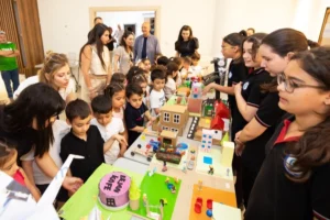 Narlıdereli çocuklar, geri dönüşüm malzemelerinden yaptıkları kıyafetlerle çevre günü etkinliğinde doğaya sahip çıkma mesajı veriyor.