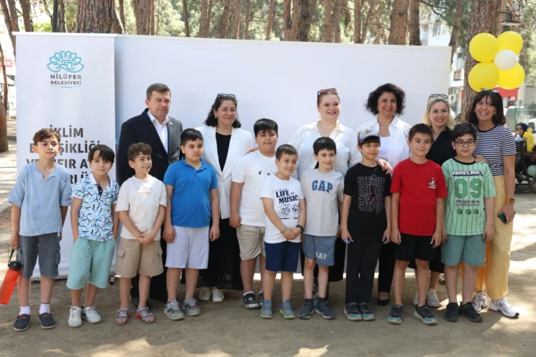 Nilüfer'de Dünya Çevre Günü kapsamında düzenlenen etkinlikte çocuklar atölye çalışmasına katılıyor.