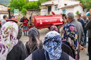 Tire Küçükkale Mahallesi sakinleri, orman yangınlarına karşı traktörler ve tankerlerle ilk müdahale için hazır bekliyor.