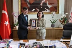 Kütahya Belediye Başkanı Eyüp Kahveci, Uşak Belediye Başkan Vekili Hatice Terekeci Özkan ile bir araya geldi.