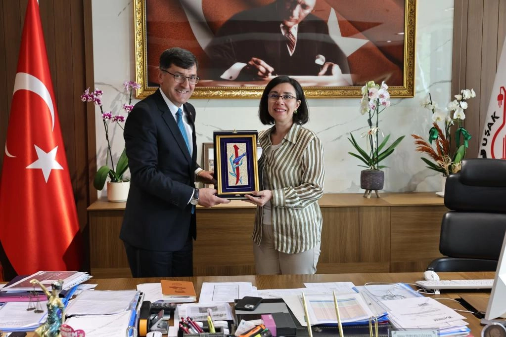 Kütahya Belediye Başkanı Eyüp Kahveci, Uşak Belediye Başkan Vekili Hatice Terekeci Özkan ile bir araya geldi.