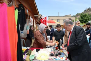 Talas Maharetli Eller Kadın Üretici Pazarı'nda sergilenen el emeği ürünler
