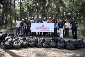 Manisa Büyükşehir Belediyesi'nin Çiftlik Park Mesire Alanı'nda düzenlediği Dünya Çevre Günü çöp toplama etkinliği