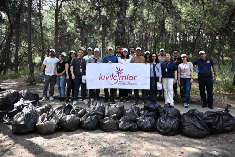 Manisa Büyükşehir Belediyesi'nin Çiftlik Park Mesire Alanı'nda düzenlediği Dünya Çevre Günü çöp toplama etkinliği