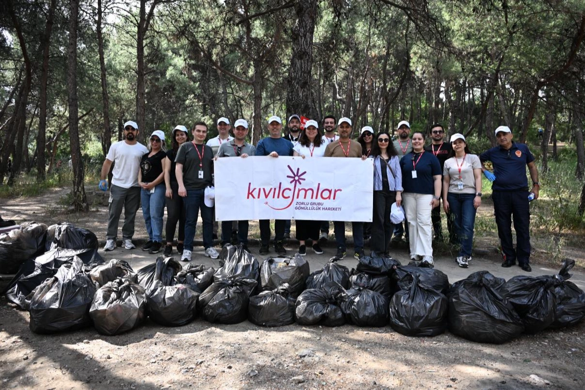 Manisa Büyükşehir Belediyesi'nin Çiftlik Park Mesire Alanı'nda düzenlediği Dünya Çevre Günü çöp toplama etkinliği
