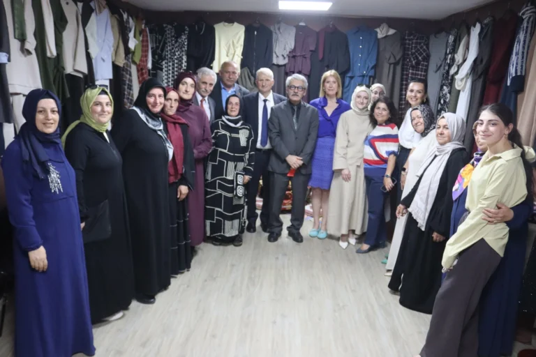 İZMEK yıl sonu sergisi açılışı, kursiyerlerin el emeği ürünleri sergileniyor