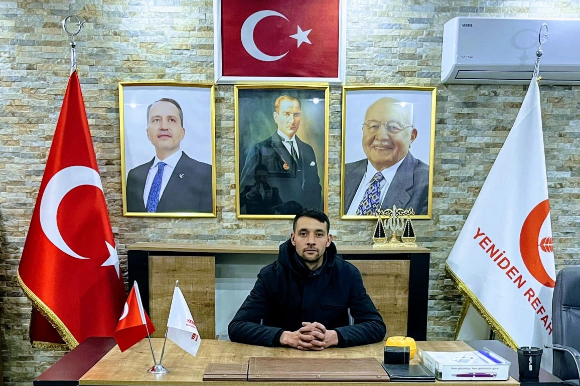 Yeniden Refah Partisi Manisa Yunusemre Gençlik Kolları Başkanı Zülfikar Bilgiç, emekli ve asgari ücretlilere acil destek çağrısı yapıyor.