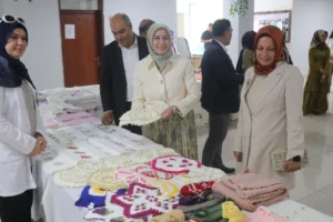 Şanlıurfa'da düzenlenen Hayat Boyu Öğrenme Haftası sergisinde kadın kursiyerlerin el emeği ürünleri sergilendi.