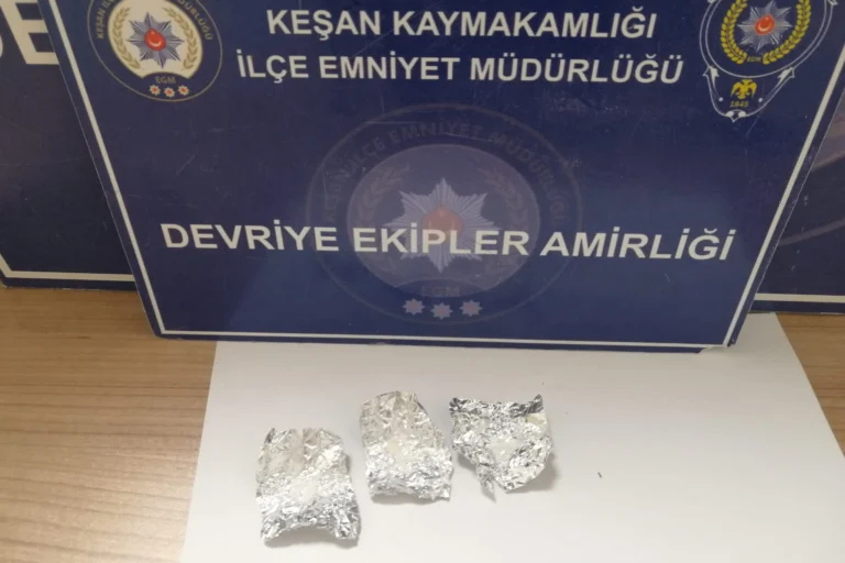 Keşan'da gece yarısı yapılan uyuşturucu operasyonunda şüpheli şahıstan metamfetamin maddesi ele geçirildi.