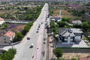 Karatay Belediyesi Fen İşleri ekipleri, Kanal Caddesi ve Küçükkumköprü Caddesi'nde asfalt sezonu öncesi altyapı hazırlık çalışmaları yapıyor.