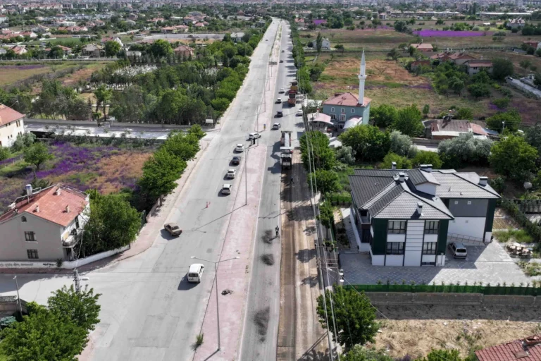 Karatay Belediyesi Fen İşleri ekipleri, Kanal Caddesi ve Küçükkumköprü Caddesi'nde asfalt sezonu öncesi altyapı hazırlık çalışmaları yapıyor.