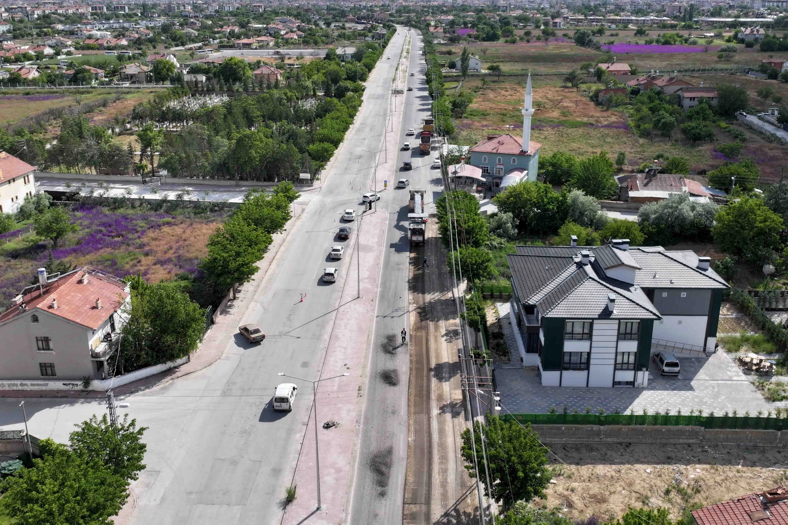 Karatay Belediyesi Fen İşleri ekipleri, Kanal Caddesi ve Küçükkumköprü Caddesi'nde asfalt sezonu öncesi altyapı hazırlık çalışmaları yapıyor.