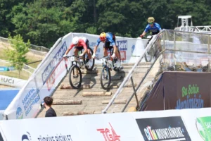 Sakarya'da düzenlenen Avrupa Bisiklet Şampiyonası'nda sporcular Ayçiçeği Bisiklet Vadisi'nde yarışıyor