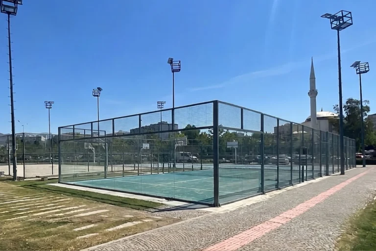 İzmir Bostanlı Sahili'ne yapılan yeni padel kortları