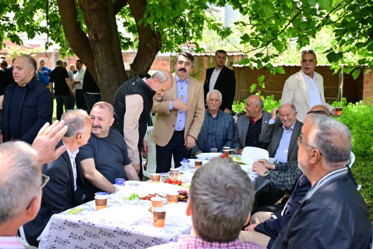 Yıldırım Belediye Başkanı Oktay Yılmaz mahalle ziyaretleri kapsamında vatandaşlarla bir araya geliyor.