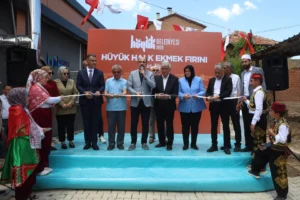 Konya Büyükşehir Belediye Başkanı Uğur İbrahim Altay, Hüyük ve Derbent ilçelerini ziyaret etti.