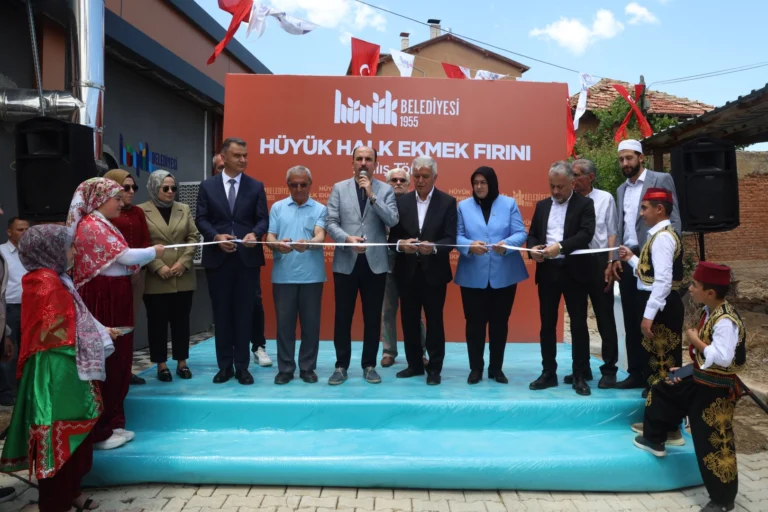 Konya Büyükşehir Belediye Başkanı Uğur İbrahim Altay, Hüyük ve Derbent ilçelerini ziyaret etti.