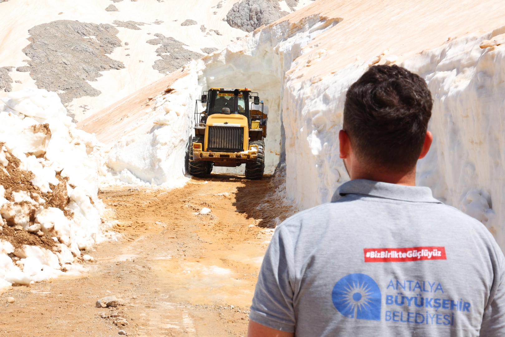 Antalya yayla yollarında Haziran ayında 10 metreyi bulan kar kalınlığıyla mücadele eden iş makineleri