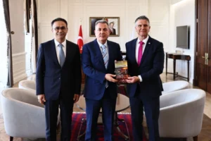 İzmir Valisi Dr. Süleyman Elban'a eğitim müfettişleri tarafından hazırlanan disiplin hukuku kitabı takdim ediliyor.