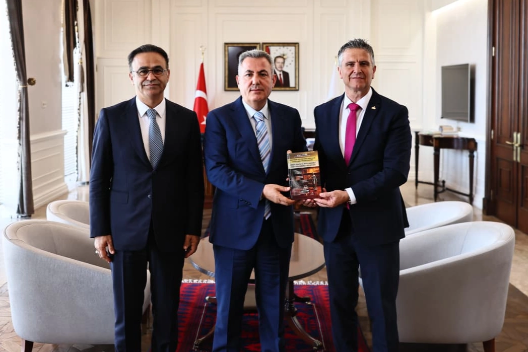İzmir Valisi Dr. Süleyman Elban'a eğitim müfettişleri tarafından hazırlanan disiplin hukuku kitabı takdim ediliyor.