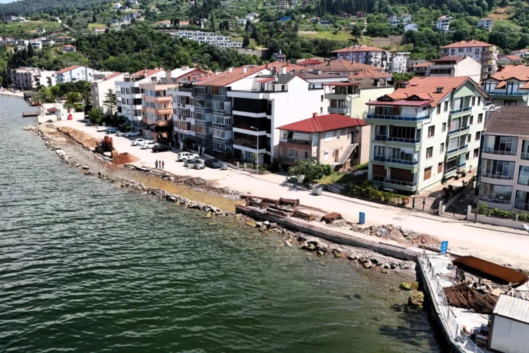 Kocaeli Ulaşlı'da inşa edilen dalga kırıcı set, deniz taşkınlarına karşı koruma sağlıyor.