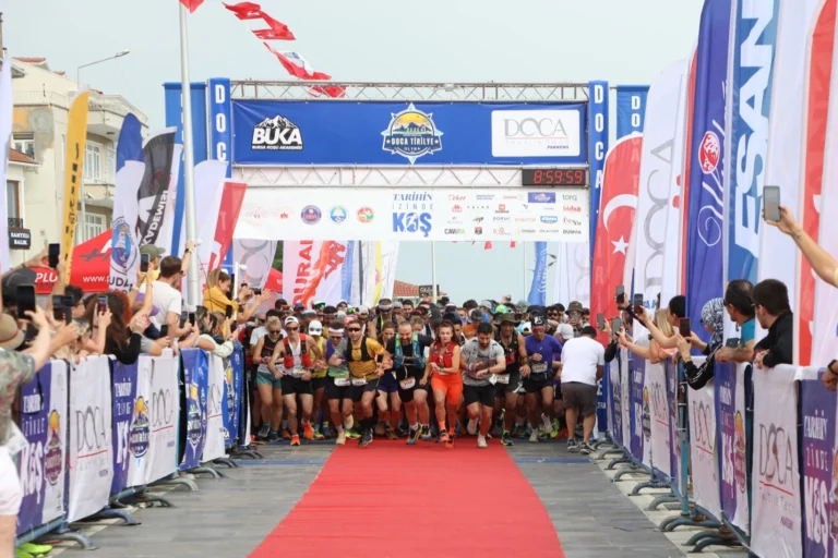 Bursa Mudanya'da düzenlenen DOCA Tirilye Ultra maratonunda 1040 sporcu yarışıyor