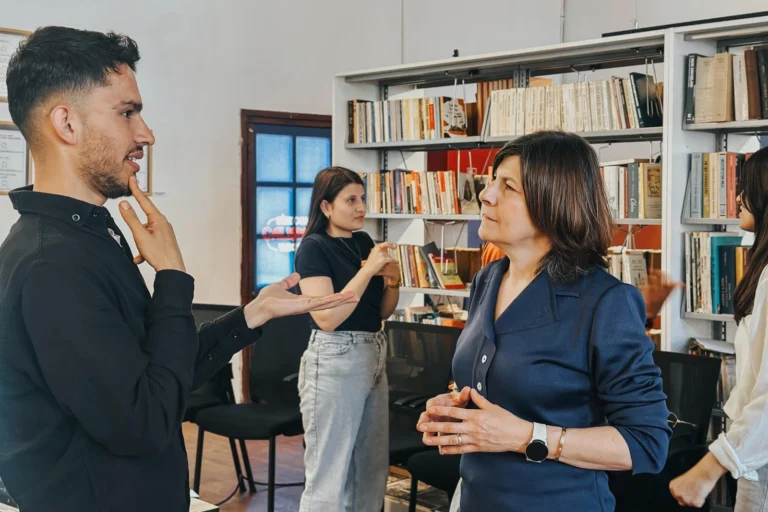 Renkli Harfler Projesi kapsamında eğitim alan gönüllü üniversite öğrencileri
