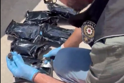 Konya'da polis tarafından durdurulan araçta 6 kilogram uyuşturucu hammaddesi ele geçirildi.