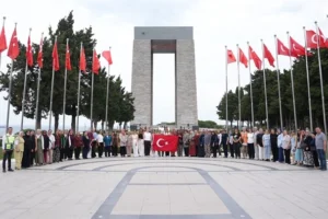 Denizli Büyükşehir Belediyesi'nin kırsal mahallelerde yaşayan kadınlar için düzenlediği Çanakkale Şehitlikleri gezisinden bir görüntü