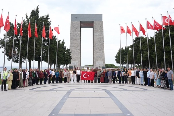 Denizli Büyükşehir Belediyesi'nin kırsal mahallelerde yaşayan kadınlar için düzenlediği Çanakkale Şehitlikleri gezisinden bir görüntü