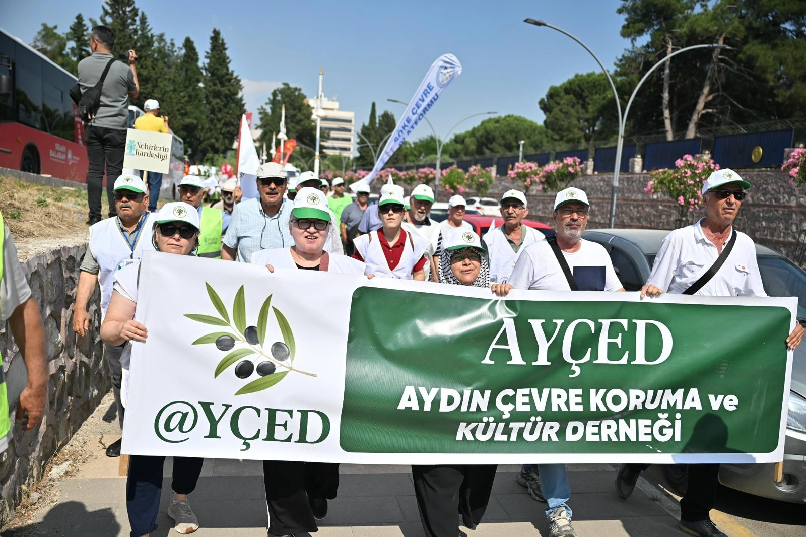 Gediz Nehri'nin korunması için düzenlenen büyük buluşmada katılımcılar sloganlarla yürüyor