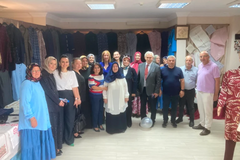 İZMEK yıl sonu sergilerinde kursiyerlerin el emeği ürünleri sergilendi