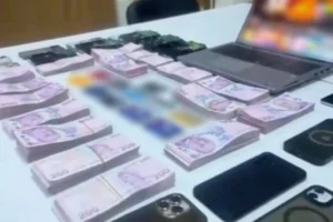 Siber suç operasyonlarında gözaltına alınan şüpheliler ve polis ekipleri