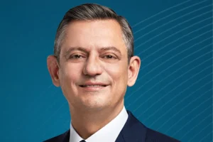Özgür Özel, Fenerbahçe Başkanı Aziz Yıldırım'ı tebrik ediyor.