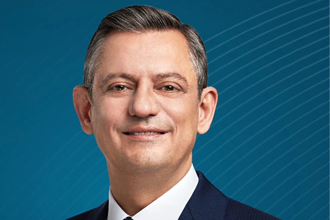Özgür Özel, Fenerbahçe Başkanı Aziz Yıldırım'ı tebrik ediyor.
