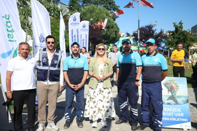 Bakırköy Yeşil Gelecek Şenliği'nde çocuklar geri dönüşüm atölyelerine katılıyor.