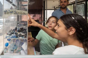 Dobidob eğitim otobüsü İzmir'de çocuklara geri dönüşüm ve doğa bilinci aşılıyor