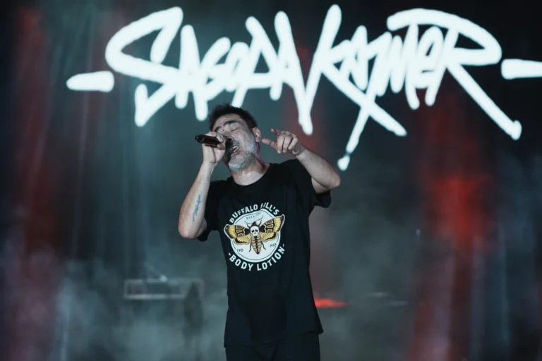 Sagopa Kajmer Manisa Kültür Yolu Festivali'nde binlerce kişiye konser verirken