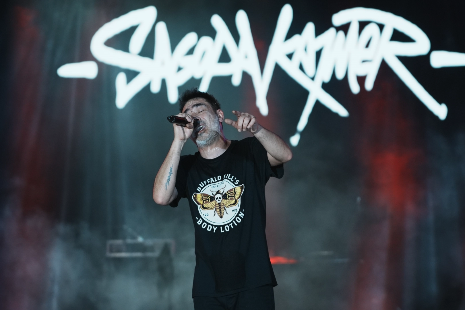 Sagopa Kajmer Manisa Kültür Yolu Festivali'nde binlerce kişiye konser verirken