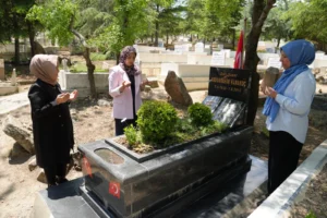 Abdurrahim Karakoç'un Keçiören'deki kabrinin yenilenmiş hali
