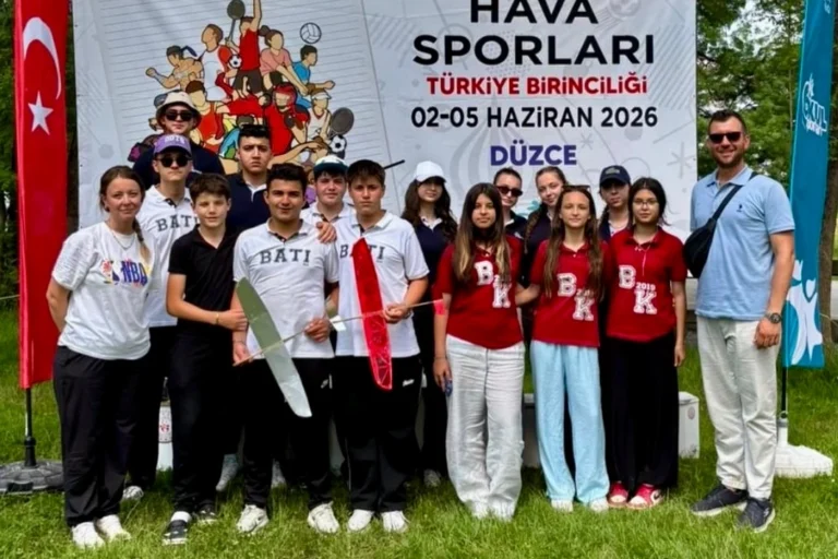 Keşan Batı Koleji Fen Lisesi öğrencileri model planör yarışmasında Türkiye üçüncüsü oldu