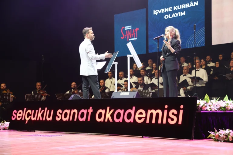 Konya Selçuklu'da Müzeyyen Senar Şarkıları Konseri'nden bir sahne