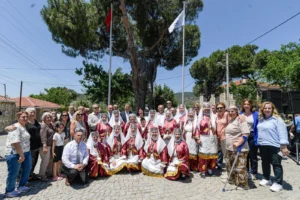 İzmir Büyükşehir Belediye Başkanı Cemil Tugay, Foça Yeniköy'de Atatürk heykelinin açılışını yapıyor
