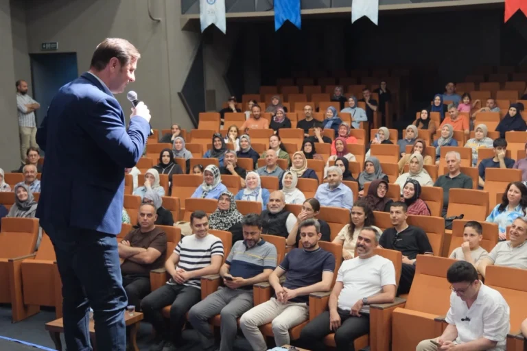 Yıldırım Belediyesi'nin dijital çağda ebeveynlik üzerine düzenlediği söyleşiden bir kesit