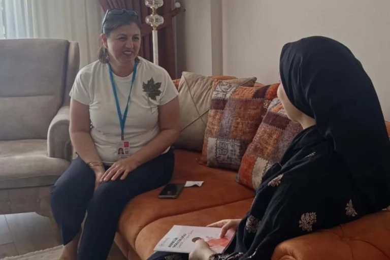 Mudanya'da 'Her Gebeye Bir Ebe' projesi kapsamında anne adaylarına destek veren ebeler