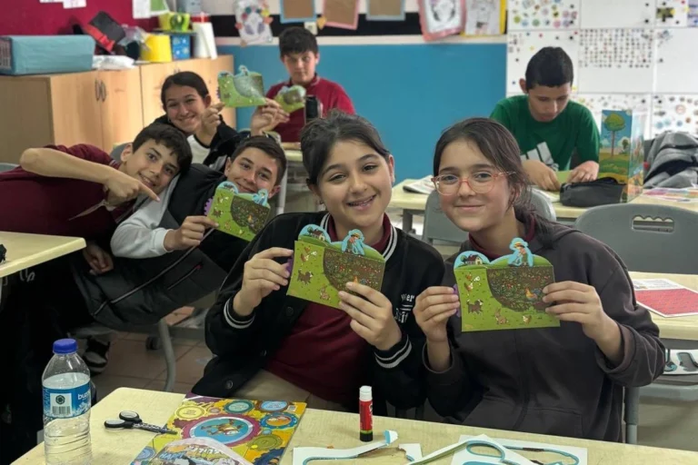 Sakarya'da Bilim Tohumları projesi kapsamında çocuklara dergi dağıtılıyor