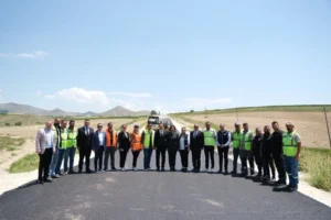 Eskişehir Sivrihisar-Çeltik yolunda asfaltlama çalışması yapan iş makineleri