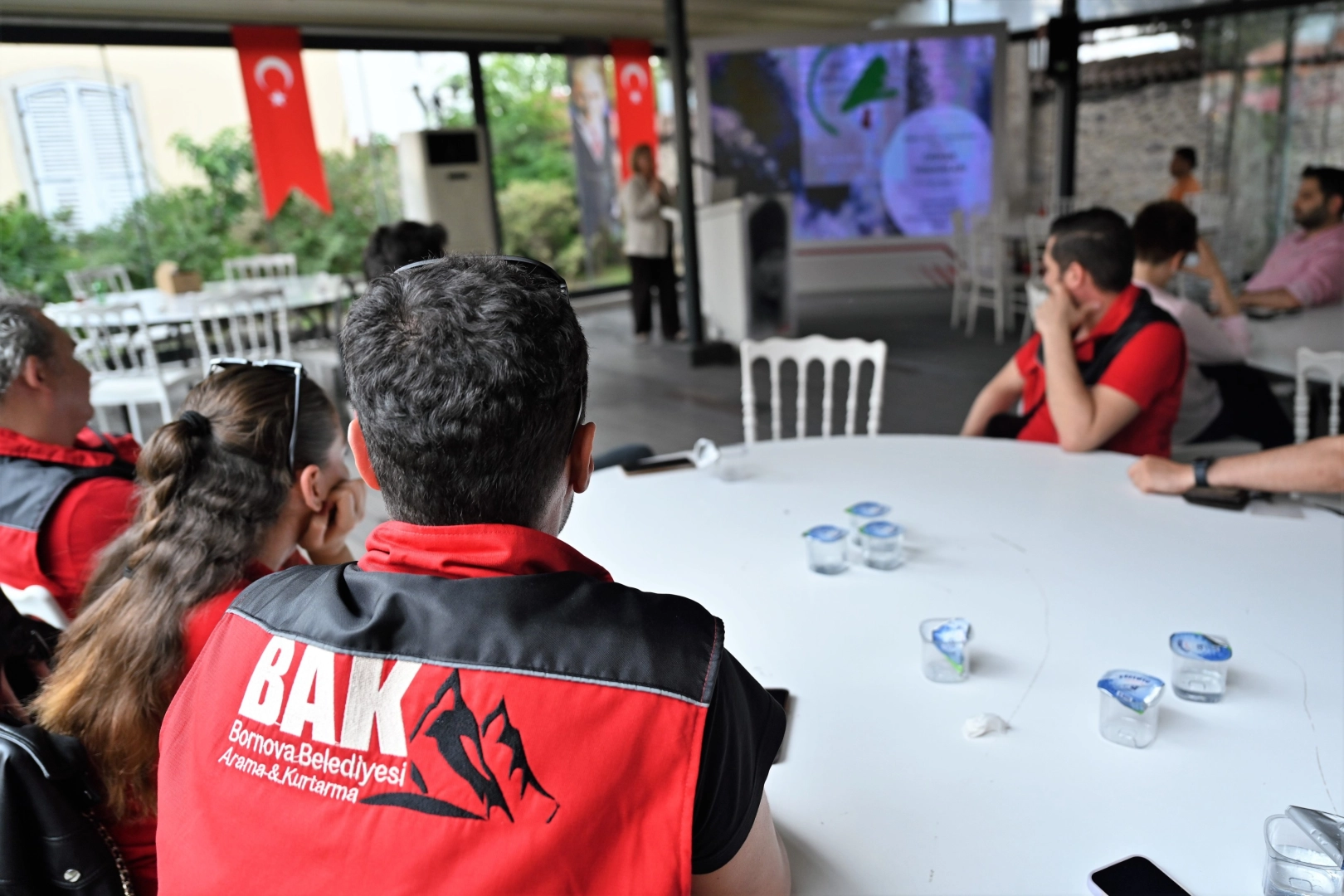 Bornova'da orman yangınlarının nedenleri ve çözüm yolları üzerine düzenlenen seminer.