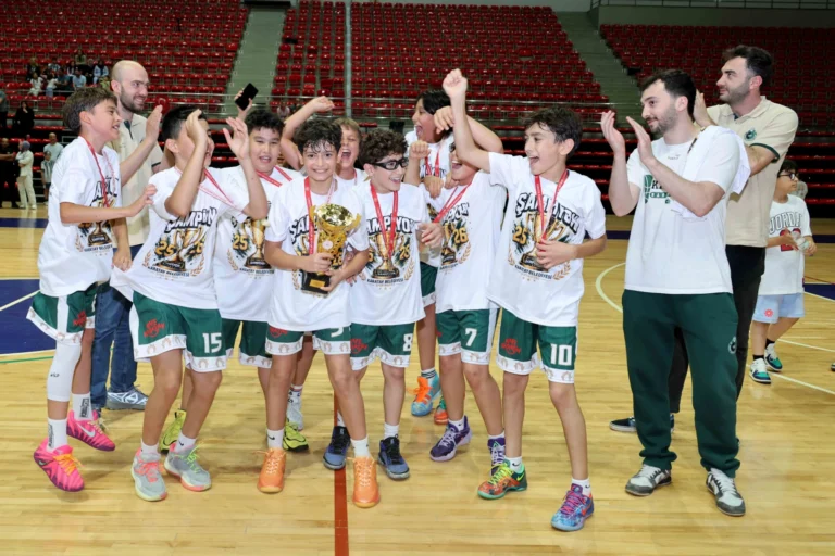 Karatay Belediyespor U12 A Takımı Konya Şampiyonu kupasıyla poz veriyor.